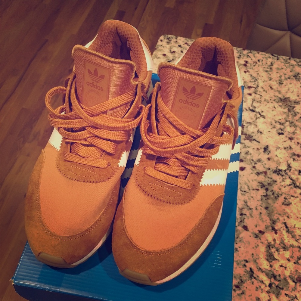 Adidas Iniki I-5923 Runner Gold/wheat. Size 10